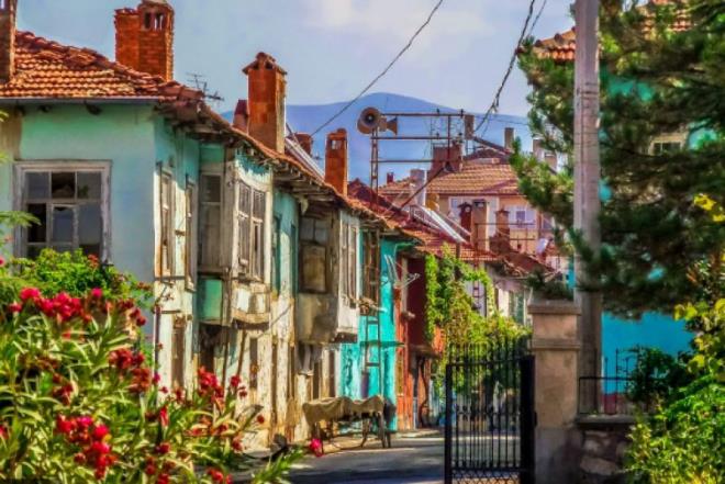 Yalva- Isparta  <BR>  Yalva'n tarihi Neolitik dneme kadar uzanyor. Geleneksel mahalle frnlar ve mmutfak kltryle de adndan ska bahsettiren blge, 2012 ylnda Trkiye'nin Cittaslow listesine girmeye hak kazand.