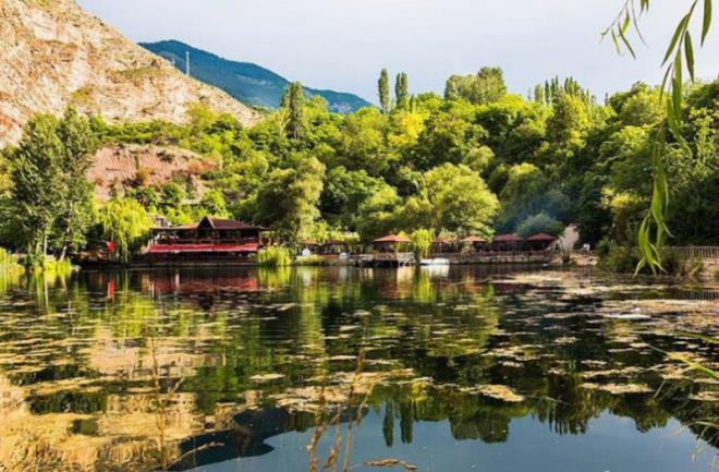 Uzundere- Erzurum  <BR>  2016 ylnda sakin ehir seilen Uzundere'nin snrlar iinde bulunan tortum elalesi, Trkiye'nin en byk elaleleri arasnda bulunuyor. Doal gzelliklerinin yan sra tarihi yaplaryla da birok turisti arlyor.