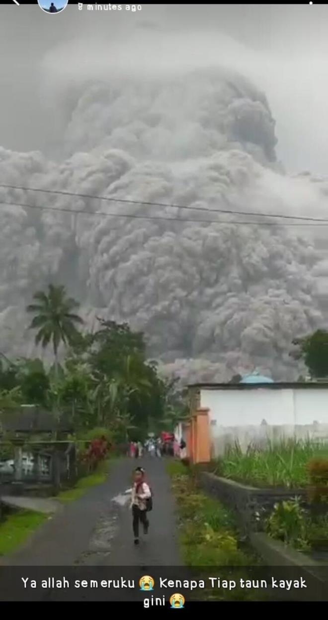 Sosyal medyada paylalan video grnts ksa srede yayld, binlerce insan Twitter mesajlar paylarken Semeru dakikalar iinde dnya apnda trendtopic oldu. Volkandan pskren kllerin 15 bin metre ykseklie kadar ulamas bekleniyor.