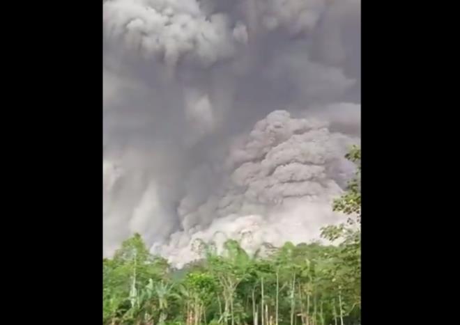 BBC'ye konuan blge sakinleri, dan evresindeki iki kyde kller nedeniyle gnein kapand bilgisini verdi. 3 bin 676 metre yksekliindeki Semeru Yanarda, en son Ocak aynda faaliyete gemiti.