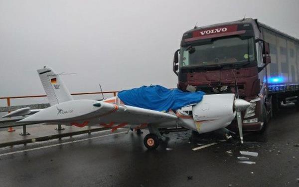 lkenin Fransa snrnda yer alan Pirmasens blgesindeki otobana acil ini yapan tek motorlu uak ile otobandaki bir TIR arpt.