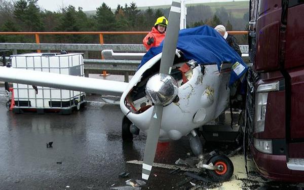 Yaanan kazann ardndan otoban ulama kapanrken ekipler blgeye yaylan benzin ve paralar temizlemek iin youn aba harcad.      Yerel Die Rheinpfalz gazetesinin haberine gre; otoban ancak akam saatlerinde yeniden trafie alabildi.      Kazann maliyetinin yaklak 60 bin avro olduu da akland.