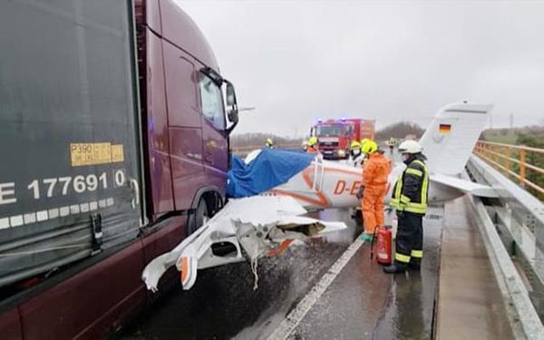Tek motorlu ua kullanan pilotun hafif yaraland, TIR ofrnn ise kazadan yara almadan kurtulduu akland.