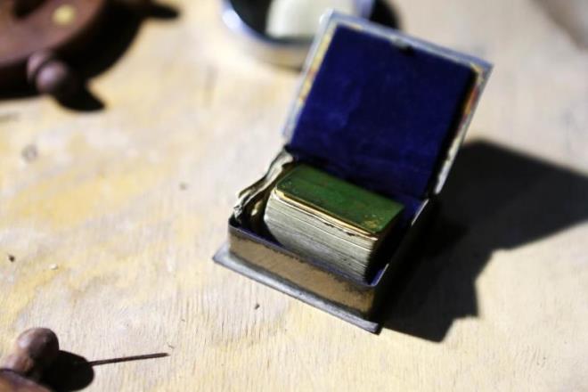 Kur'an nshasnn basm tarihinin yazl olmadn; kitabn indeksi ile tm surelerin grlebildiini, sayfalarn numaralandrlarak ince sslemelerle dikkatlice sslendiini belirten Nevvar, "Mushaf- erif, ince ve ok kk katlara mmkn olduunca kk harflerle baslm. Kuran ayetleri ancak byte yardmyla okunabiliyor." diye konutu.