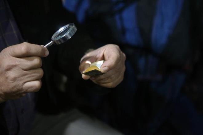 Kuran- Kerim'i 1980 ylnda Salt sakinlerinin birinden aldn, o vakitte bu kiinin 75 yanda olduunu, hala yaadn ve Salt ehrinin mimarlarndan biri olarak kabul edildiini syleyen Nevvar, mushaf kendisine veren kiinin de bu kk Kuran'n babasndan kendisine miras kaldn sylediini aktard.      1980'lerde bu mushaf hakknda birok makale yazldn kaydeden Nevvar, unlar syledi:      "Uzmanlar, kitabn basmnn 20. yzyln balarna uzandn sylyor. Ben de Kur'an'n yz yldan fazla bir tarihe sahip olduunu tahmin ediyorum. Kadn tarihesini bilenler, kadn yksek kalitede olduunu, imalat ve basknn da ince bir sanat ile hazrlandn dorulad. Zanaatkarlar, Trk veya ranl olmadka bu eseri bu incelikte yapamayacan sylyor."