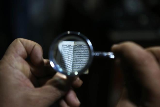 Nevvar, bu Kur'an'n nerede ve kimler tarafndan basldna ilikin de byk ihtimalle Kur'an yazm ve basmnda kkl bir gemie sahip Trkler tarafndan baslm olacana iaret etti.      Kur'an'a duyduu sevgiden ve sahip olduu azimden dolay byte yardmyla okumaya gayret ettiini belirten Nevvar, "Allah'a krler olsun, byte kullanarak Bakara Suresi'ni 10 gnde okudum. Basm ok kk, okumas epey zor oluyor. Bunun yan sra bir cuma gn de Kehf Suresi'ni okumak nasip oldu." ifadelerini kulland.