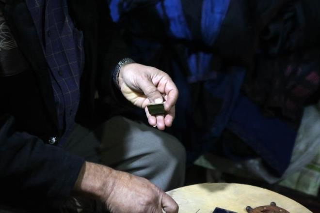 Yeil kapakl ok kk Kuran- Kerim'in nshasn, muhafaza ettii minik kutudan kararak AA muhabirine gsteren Nevvar, "Dnyann en kk Kuran- Kerim'i mzemizde yer alyor. Bu kutsal kitabn kk nshasnn eni 1,5 santimetre, boyu ise 2,5 santimetre uzunluunda." dedi.      Daha nce bilinen en kk Kur'an nshasnn 1,75 santimetre eninde ve 2,5 santimetre boyunda olduunu ifade eden Nevvar, kendi mzesindeki Kur'an nshasnn ise daha kk boyutta olduuna dikkati ekti.