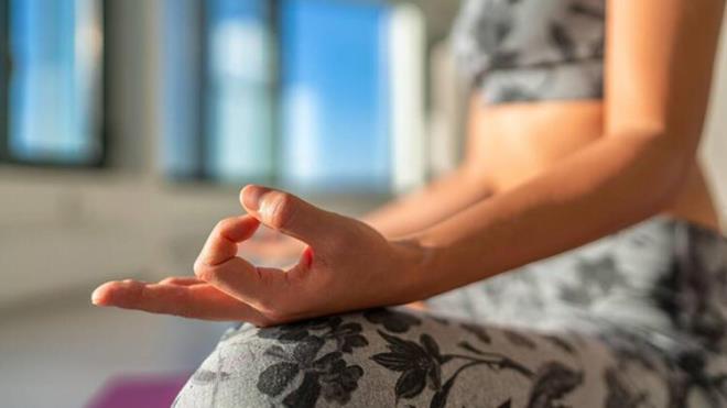 1.Nefesinize farkndalk getirin<br>  Stres hormonu retimimizi nefesimizle etkileyebiliriz. Diyaframdan nefes aldmzda (karn ieri ve dar hareket ettiren uzun, yava nefesler) vcudumuz sakinleir.