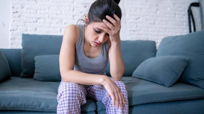 Adrenal bezlerimiz ayn zamanda stres hormonlarmz da rettii iin gnmzde olduka yaygn olarak grlen kronik stres, adrenal progesteron retimimizi tehlikeye atabilir. Stres ayrca dzensiz yumurtlama veya hi yumurtlayamamaya da sebep olabilir.