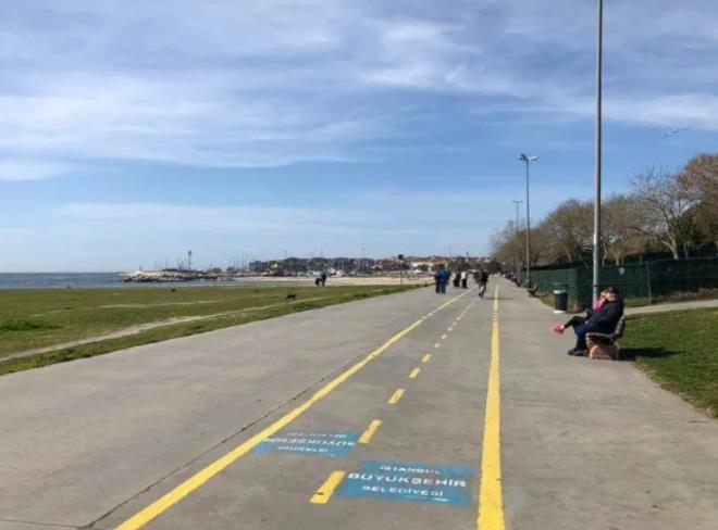 Bakrky, Kennedy Sahili<br>    Avrupa Yakas'nn en mehur caddelerinden biri olan Kennedy Caddesi'nin yry parkuru, byk bir kalabal arlyor. Sirkeci'deki tren garna paralel ilerleyen parkur, 13 kilometreye kadar uzanyor.