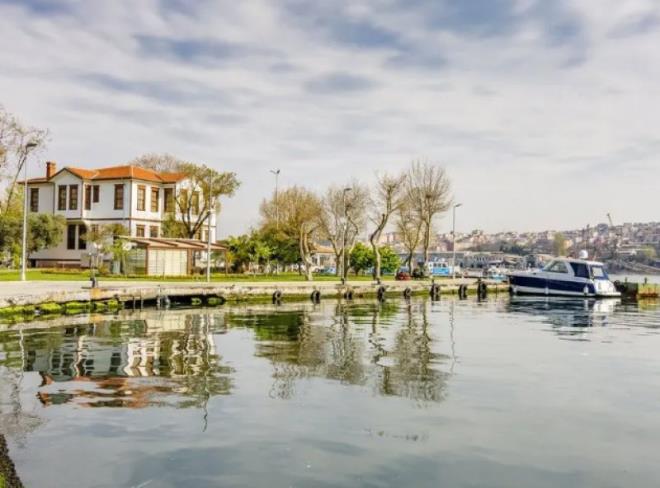 Fatih, Balat Sahili  <br>  Eski tarihi dokusunun izleriyle sahil kltrnn bir arada yaand Balat Sahili, Atatrk Kprs ve Hali Kprs arasnda konumlanyor. 3 kilometrelik bir parkura sahip olan sahil, kendini ok yormak istemeyenler iin ideal bir mesafeye sahip.