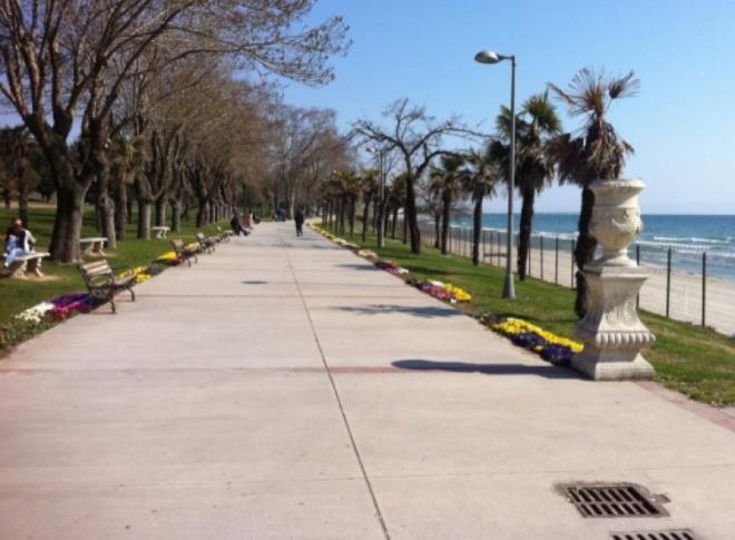 Bakrky, Florya Sahili<br>    2 kilometrelik ksa bir yry parkuruna sahip olan sahilde, bisiklet yolu ve yry parkuru ayrlarak vatandalara kolaylk salyor. zellikle hafta sonu rabet gryor.