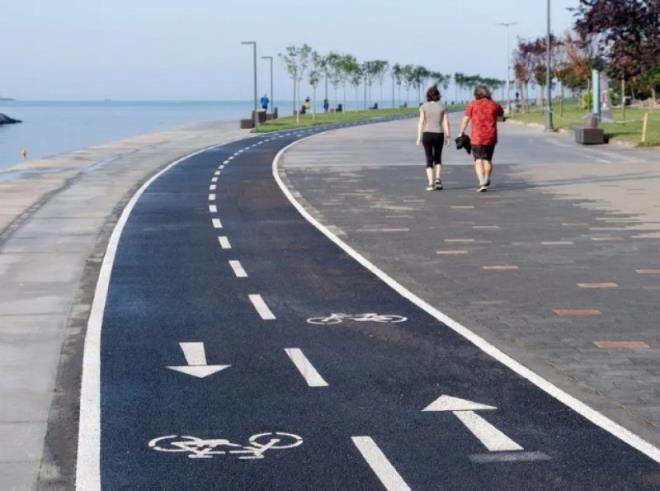 Kadky, Moda Sahili  <br>  Anadolu Yakas'nn en nemli rotalarndan biri olan Kadky, Moda Sahili ile mehur bir semt olarak biliniyor. Sahiliyle, yry yapmak isteyenler ve deniz kenarnda vakit geirmek isteyenler iin ideal bir parkura sahip.