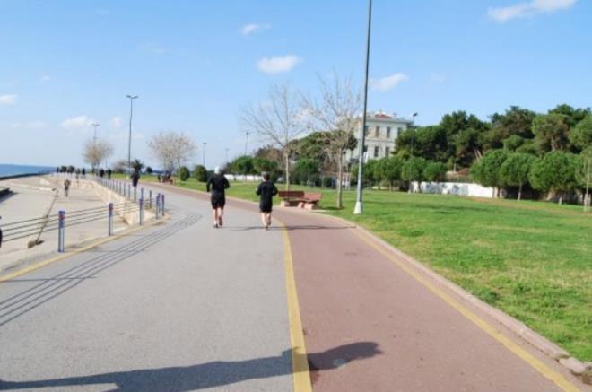 Kadky, Caddebostan Sahili<br>    Anadolu Yakas'nn en mehur yry parkuruna sahip olan Caddebostan, her mevsim byk bir kalabalk tarafndan youn ilgi gryor. Sabahn ilk saatlerinde ve gnbatmnda yry yapmak esiz bir huzur veriyor.