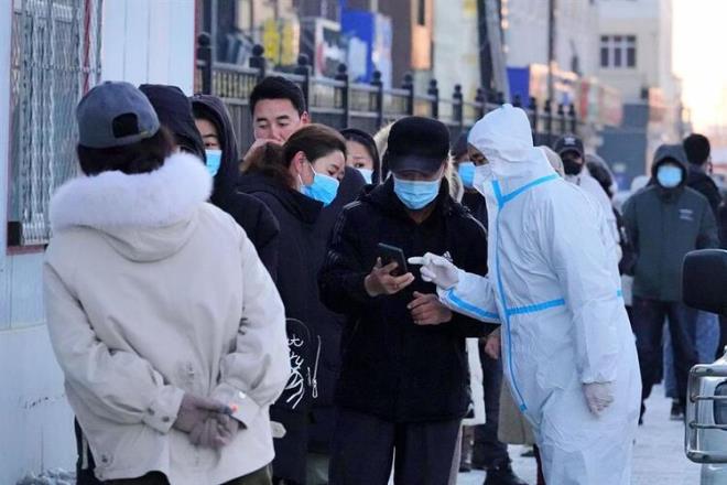 TE EN OK ETKLENEN YA GRUBU  Gney Afrika Salk Bakanl'nn Danma Komitesi'nde de yer alan Dr Coetzee, nceki dalgalarda olduu gibi Omicron'da da nce genlerin hastalandn syledi.