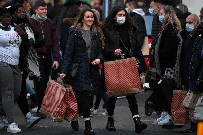Doktorun imdiye kadarki deneyimi, varyantn 40 veya daha gen olan insanlar etkilemesiydi. Gney Afrika salk bakan Dr Joe Phaahla, a oranlar nispeten dk olduu iin genlerin Omicron'dan en ok etkilenen grup olduunu belirtti.