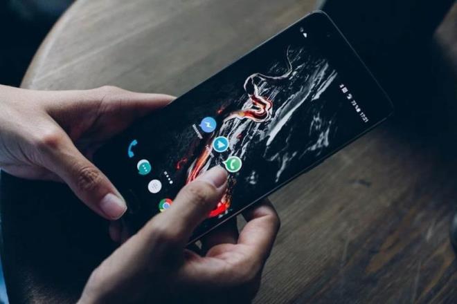 WhatsApp' 2014 ylnda satn alan Facebook tarafndan yaplan aklamaya gre perembe gnnden itibaren baz kullanclar yeni yedekleme zelliine eriebilecek.      Yani Google Drive'a ya da Apple iCloud'a yedeklenen grmeler de artk utan uca ifrelenecek. Gncelleme zaman ierinde tm kullanclar alacak