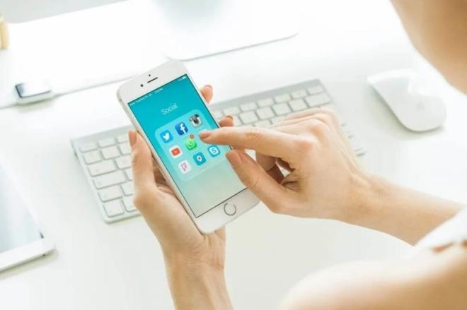 Bu 'kara liste'ye eklediiniz kiiler, son grlme saat ve tarihinizi gremeyecek.      Henz bu zelliklerin tm kullanclar iin ne zaman devreye girecei hakknda net bir bilgi bulunmuyor