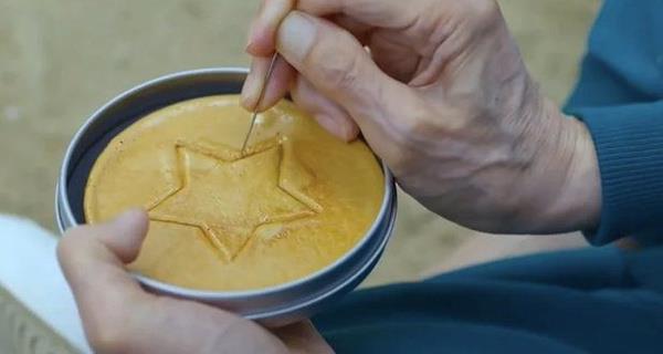 Netflix?in izlenme rekorlar kran yapm Squid Game?in Eyll aynda yaynlanmasnn ardndan popler hale gelen, eritilmi eker ve kabartma tozu ile yaplan bir Kore tatls.    Telaffuz notu: Baz konumaclar orta hecede ?G? yerine ?K? kullanabiliyor.