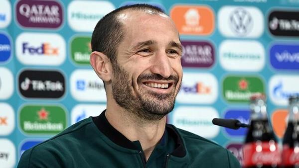 talya?nn 11 Temmuz?daki finalde ngiltere?yi penaltlarla yendii 2021 Avrupa Futbol ampiyonas?nda talya?nn kaptan olan Chiellini man en tartmal ismi olmu ve uzun sre konuulmutu.