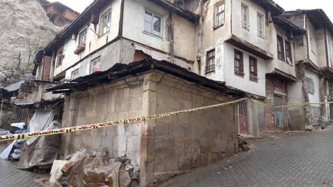 Cumhuriyet Mahallesi Yenice Soka'nn st tarafnda bulunan kayalardan byk bir grltyle sklen kayalar, 6 evde hasara yol at.