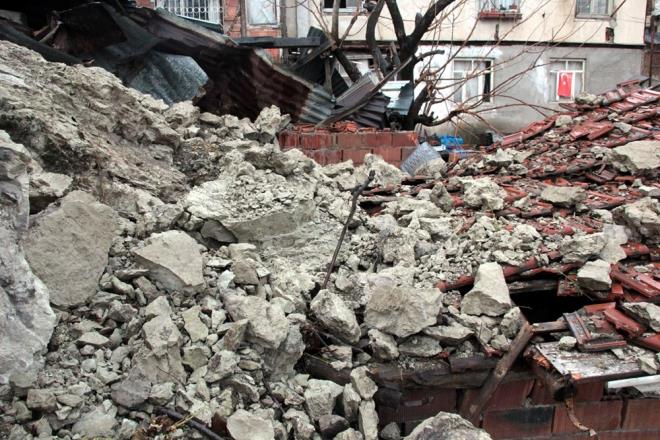 Bunun zerine sokaktaki 11 ev, oluan tehlike nedeniyle tahliye edildi. Evlerin dndan erit ekilerek sokakta gvenlik nlemi alnd.