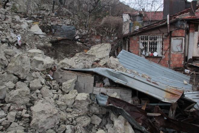 Bu kayalarn bulunduu alann ilede "Dinozor Srt" olarak bilindiini aktaran zkan, "Sokakta bulunan 11 ev hemen boaltld. Polis ekipleri soka kordon altna ald. Halen kayalarda tehlike var. Polis ekipleri sokan giriinde ve knda nbet tutuyor ve evlere kimseyi sokmuyorlar." dedi.