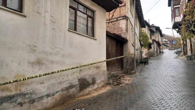 Ankara'nn Beypazar ilesinde yerlerinden koparak yuvarlanan kaya paralar baz evlere zarar verdi.