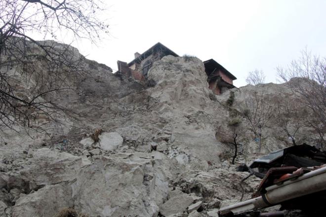 Mahallenin muhtar Hasan zkan, yapt aklamada, kaya paralarnn yuvarlanarak evlerin duvarlarna, bahelerine kadar indiini, kmrlklerde hasara yol atn syledi.