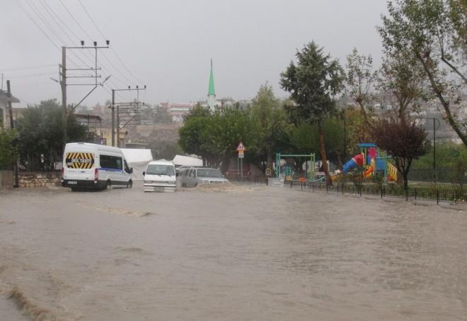 Saray Mahallesi Fevzi akmak Caddesi'nde park halindeki aralar, su birikintileri nedeniyle ilerleyemedi.