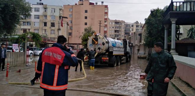 Bykehir Belediyesi ekipleri, su baskn oluan blgelerde alma balatt.