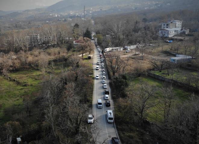 Srcler ucuz sudan damacanalarna doldurmak iin saatlerce kuyrukta bekliyor. Kuyrukta beklemeyip kaynak yaparak sra bekleyenlerin nne geen bir vatanda ise itiraf edip srada bekleyenlerden helallik istedi.
