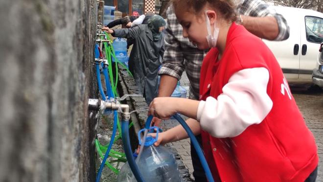 Sra beklemediini belirten bir vatanda ise, "ok kuyruk vard, kaynak yaparak srann nne getim buradan itiraf ediyorum. Sra bekleyenlerden zr diliyorum" eklinde konutu.
