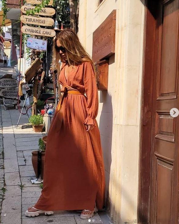 "Obezite dnda kesinlikle bu ameliyatlarn yaplmamas gerekiyor"  <br>  Bir ok kadna yaplyor ve herkes de beni buluyor u an. Bir ok kadnn bana gelmi ama ben ekranda olduum iin kendimi duyurabiliyorum. Obezite dnda kesinlikle bu ameliyatlarn yaplmamas gerekiyor" diye konutu.