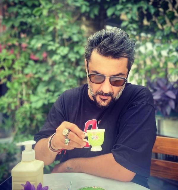 Oyuncu, Instagram hesabndan yapt i ilannda "Haftada 6 gn, gnde 12 saat alacak sigara ve iki imeyen, Beikta'ta oturan, Beiktal ve ehliyetli 35 ya st yardmc aryorum. Aylk cret 5.500 TL" yazarak bir de iletiim bilgisi brakt.