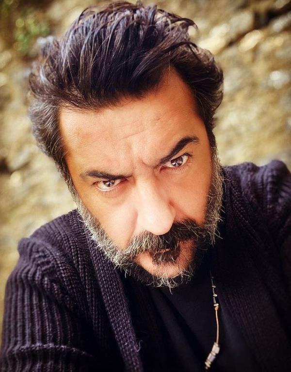 "Kazand paralarn hesabn veremeyen haramzade bebelere hesap sorun"<br>    Yapt paylamda "10:00 da Sabiha Gken havaalanna hareket, 12:40, zmir?e yolculuk, 21:00 zmir?de oyun, 00:00 otelde (belki) 3 saat uyku, 05:00 Adnan Menderes havaalanna hareket, 06:30 istanbul?a yolculuk, 08:30 Kardelerim seti?ok kazanyoruz, kr alnmzn teriyle! Demem o ki; nasl kazandn aklayan bana deil, kazand paralarn hesabn veremeyen haramzade bebelere hesap sorun!" diyerek mesaj verdi.