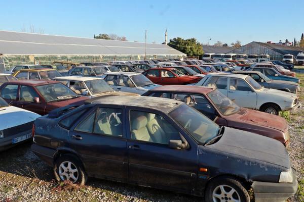 Topu, "Bunlarn hepsi bir milli servet. Bu aralar biz dvizle yurt dndan alp getiriyoruz. Bu aralar 5-6 sene otoparkta bal kalacana zamannda sat yaplsa, sahiplerine verilse lke ekonomisine bir KDV katks salayacak. Aracn bakm yaplacak, MTV'si denecek, akaryakt alnacak" ifadelerini kulland.