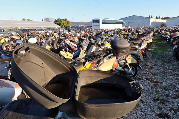 "2006 ylndan bu yana bekleyen var"  <br>  2006 ylnda Antalya'da bu ie baladn belirten Antalya Otoparklar ve Oto Ykamaclar Dernei Bakan Hakan Topu, "Bugne kadar grmediimiz bir ekilde uzun sre kalan aralar gryoruz. 2006 ylnda bu ie baladm Antalya'da, o yldan bu yana kalan ara var. Tek bir yerle baladm. Zamanla aralar oalnca, sahipleri tarafndan alnmayp sat da yaplamaynca nc ve drdnc yeri amak zorunda kaldm. Toplamda 40 bin metrekare yerde hizmet veriyoruz. Uzun sre kalan aralarn yediemine hibir faydas yok, aksine zarar var. nsanlar dardan, 'Ara burada kalyor, kald gn kadar para yazyor' diye dnmesin. Kesinlikle yle bir ey yok. Yediemin buradaki aralar satld zaman parasn tahsil edebiliyor" dedi.