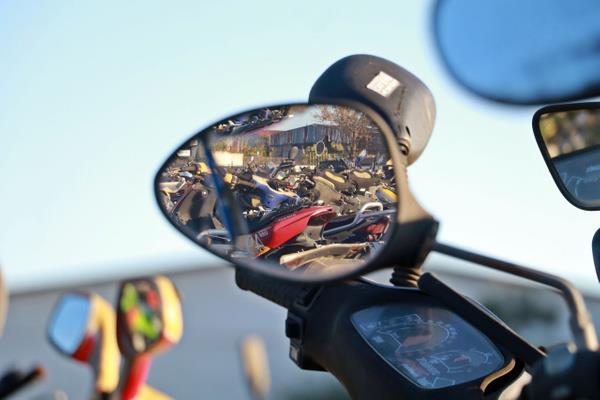 Sadece kent merkezinde binlerce otomobil ve motosikletin bulunduu yediemin otoparklarnda aralarn birounun rmeye balad grld.