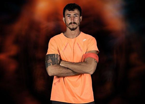 Survivor 2021'de �nl�ler tak�m�nda yer alan ard�ndan g�n�ll�ler ile m�cadele eden Berkan Karabulut