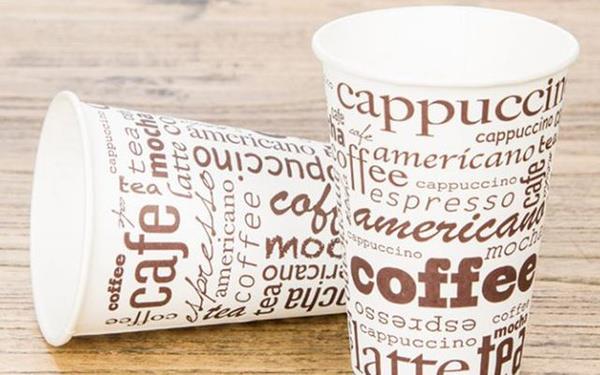 �al��mada uzmanlar 85-90 santigrat derecede saf suyu ka��t bardaklara d�kt� ve 15 dakika bekletti.