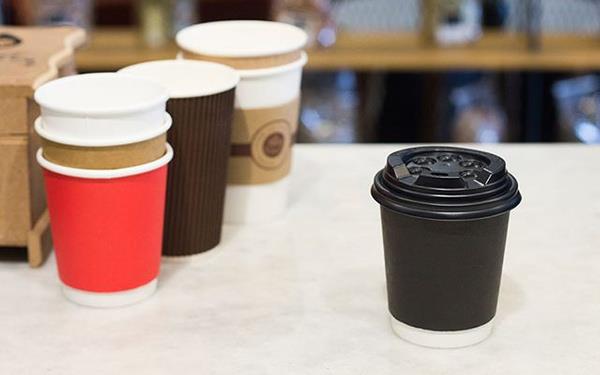 �al��ma ekibinin lideri Sudha Goel, "Bir ka��t bardakta g�nde ortalama 3 normal fincan �ay veya kahve i�en ki�i ��plak g�zle g�r�lemeyen 75 bin mikroplastik par�ac��� yutacakt�r" dedi.