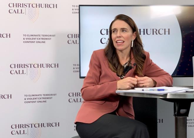 A�I OLURKEN K�ML�K G�STERMEK ZORUNLU DE��L    Di�er taraftan, Yeni Zelanda'da insanlar a�� olurken kimlik g�stermek zorunda de�iller. �lkedeki bir�ok i�letme ise yaln�zca tam a��lanm�� ki�ilerin bu yerlere girmesine izin veren yerli bir a�� sertifikas� kullan�yor.