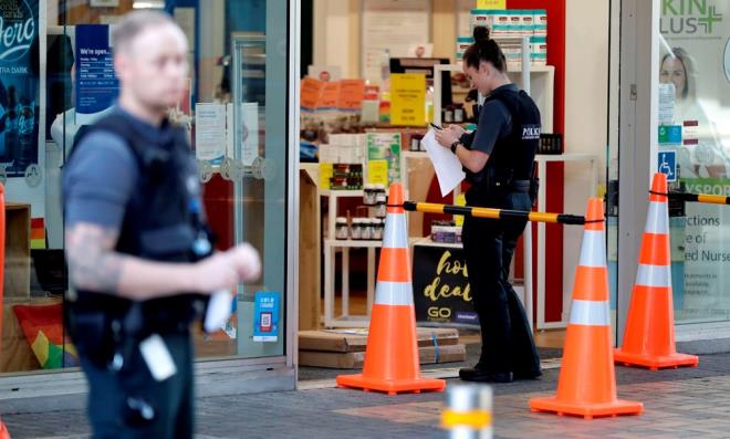 PARA KAR�ILI�INDA BA�KALARI ���N A�I YAPTIRDI    Stuff adl� haber sitesi, ismi a��klanmayan ve �u anda soru�turma alt�nda olan adam�n birka� a�� merkezini ziyaret etti�ini s�yledi. Yerel bas�n ise  s�z konusu adam�n para kar��l���nda ba�kalar� i�in a�� oldu�unu bildirdi.