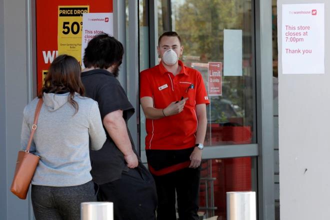 Yeni Zelandal� bir adam, ayn� g�nde 10 doz Covid-19 a��s� yapt�rd�.