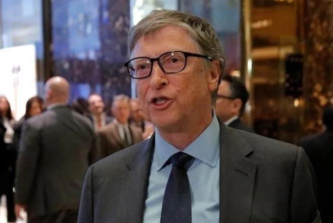 Facebook ve Microsoft?un k�sa s�re �nce metaverse vizyonunu a��klad���n� belirten Bill Gates, ?Buradaki d���nce, foto�raf�n�zla, insanlarla ger�ek bir odada olma hissini art�ran sanal bir alanda tan��makt�r? derken, ?Bunu yapmak i�in, ifadelerinizi, beden dilinizi ve sesinizin kalitesini do�ru bir �ekilde yakalamak i�in VR g�zl�kleri ve hareket yakalama eldivenleri gibi bir �eye ihtiyac�n�z olacak. �o�u insan hen�z bu ara�lara sahip de�il ve bu da benimsemeyi biraz yava�latacak? �eklinde konu�tu.