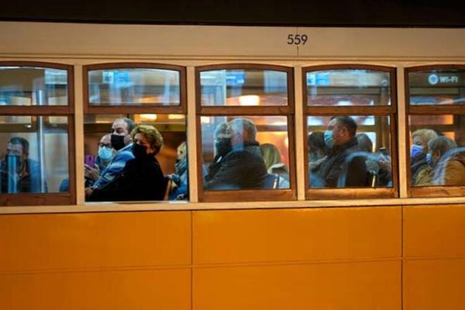 �nsanlar�n Omicron'u hafife almas�ndan endi�e duydu�unu belirten Ghebreyesus, Omicron'un hafife al�nmamas� gerekti�ini vurgulad�. Ghebreyesus, "Omicron daha az ciddi hastal��a neden olsa bile �ok say�da vaka, haz�rl�ks�z sa�l�k sistemlerini bir kez daha zor duruma sokabilir" ifadelerini kulland�.