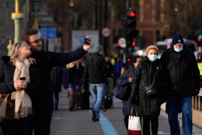 �in'de bir d�zineden fazla �irket, s�k�la�t�r�lan Kovid-19 tedbirleri nedeniyle C�ciang'�n baz� b�lgelerinde �retimi ask�ya ald�klar�n� s�yledi.�in'in d�zinelerce kentinde g�r�len salg�nlar, bu y�l deniza��r� �lkelerdeki salg�nlardan daha ufak boyuttayd� ancak yerel y�netimlere, daha fazla yay�lmay� �nlemek i�in enfeksiyonlar�n m�mk�n oldu�unca erken tespit edilmesini ve kontrol alt�na al�nmas�n� sa�lamalar� s�ylendi, bu da zaman zaman seyahat ve turizmde kesintilere yol a�an yeni tedbirleri tetikledi.