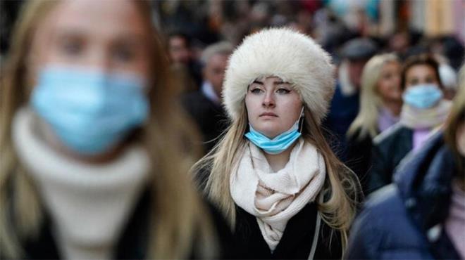 DS� Genel Direkt�r� Tedros Adhanom Ghebreyesus, korona vir�s salg�n�n�n son durumuna y�nelik bas�n toplant�s� d�zenledi. Ghebreyesus konu�mas�nda, "77 �lke �u anda Omicron vakalar� bildirdi ve ger�ek �u ki Omicron hen�z tespit edilmemi� olsa bile muhtemelen �o�u �lkede bulunuyor. Omicron, daha �nce hi�bir mutasyonda g�rmedi�imiz bir oranda yay�l�yor" dedi.