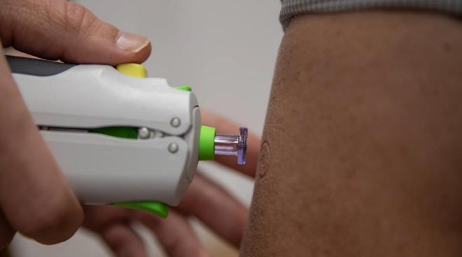 Denemelerine ba�lanacak olan a��s�n�n geni� kapsaml� koruma i�in geli�tirilece�i belirtildi.    Southampton �niversitesi taraf�ndan geli�tirilen a��n�n v�cuda enjekte etmek i�in i�ne yerine hava jeti kullan�ld��� bildirildi.